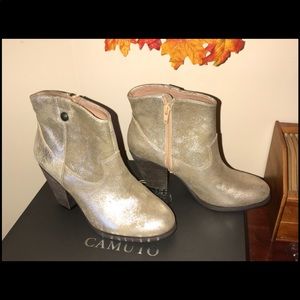 VINCE CAMUTO GOLD DESTRESS LEATHER BOOTS